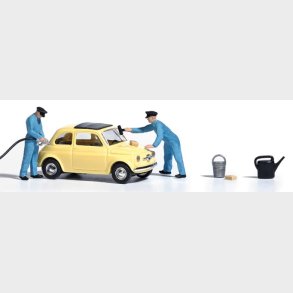 Personale p tankstation plejer bilen