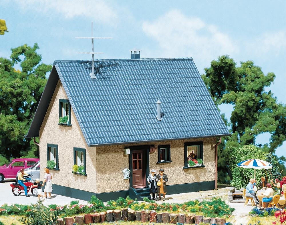 Faller FA 232560 – Modellbau-Einfamilienhaus Zum Zusammenbauen, Detailreiches Miniaturhaus Für Die Modelleisenbahn