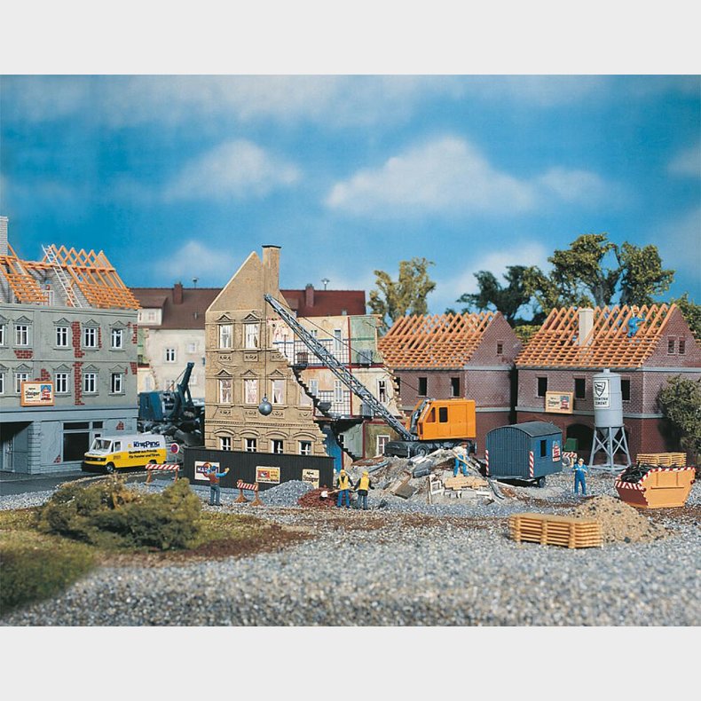 Hus nedbrydes med Bagger, 214 x 115 x 154 mm