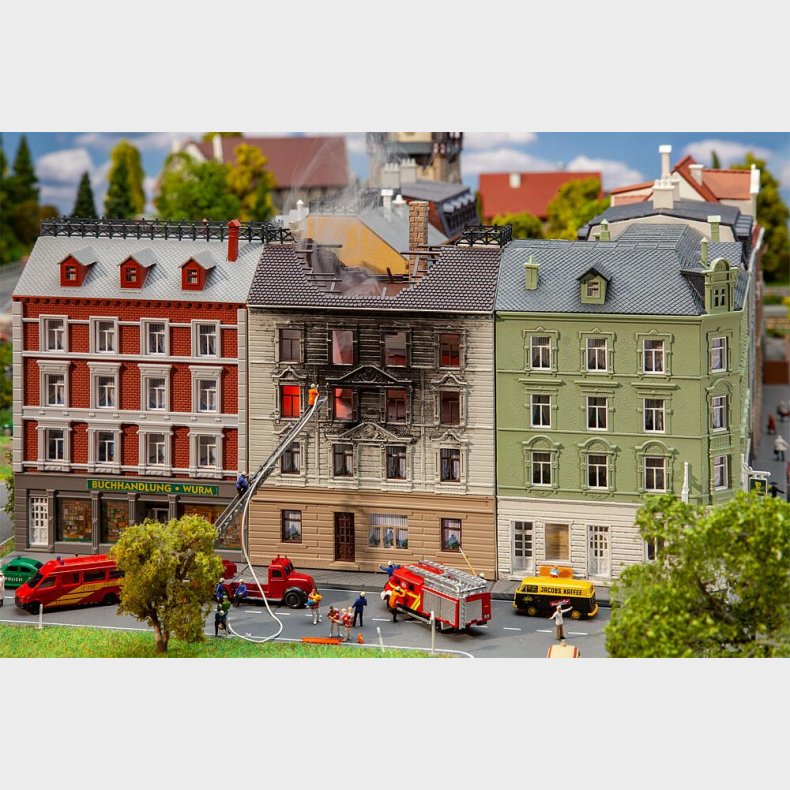 Brndende byhus 92 x 93 x 137