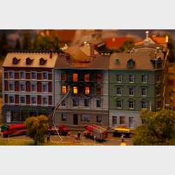 Brndende byhus 92 x 93 x 137