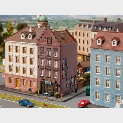 Altstadthaus mit Bar, 111 x 67 x 128 mm