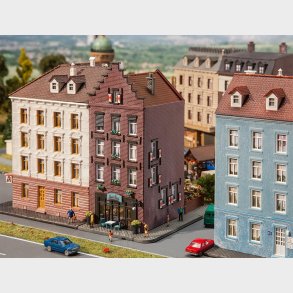 Altstadthaus mit Bar, 111 x 67 x 128 mm
