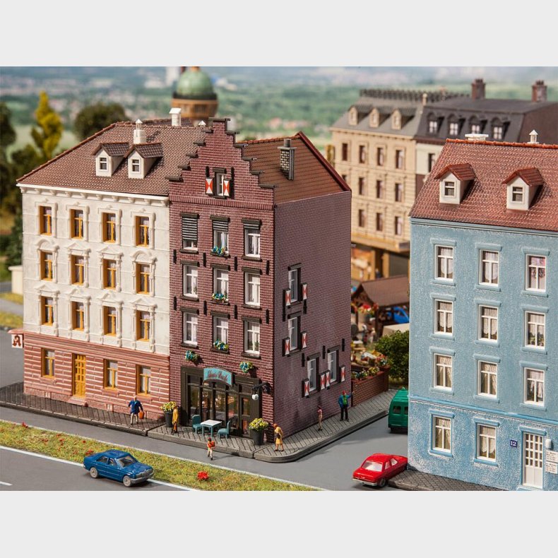 Altstadthaus mit Bar, 111 x 67 x 128 mm
