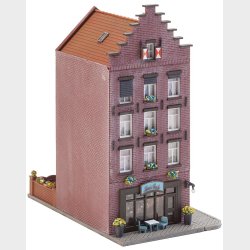 Altstadthaus mit Bar, 111 x 67 x 128 mm