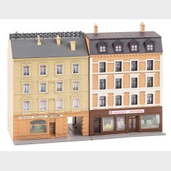 byhuse med apotek og delikatesseforretning