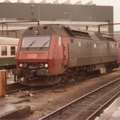 DSB ME 1504 rød/sort, lange bøjler og optrukne striber. sound lev. Uge 31