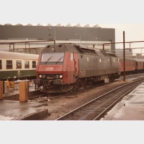 DSB ME 1504 r�d/sort, lange b�jler og optrukne striber. sound lev. Uge 31