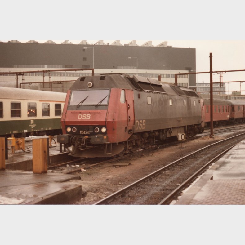 DSB ME 1504 r�d/sort, lange b�jler og optrukne striber. sound NYHED
